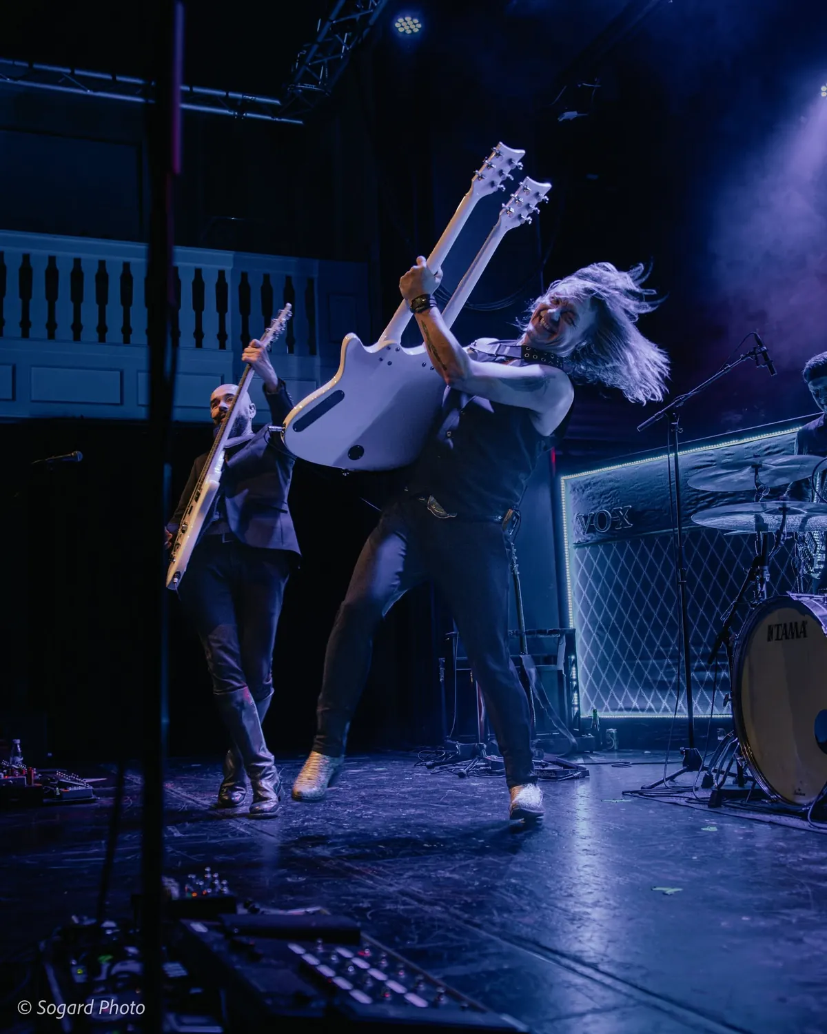 Guitarist med dobbelthals-guitar på scenen