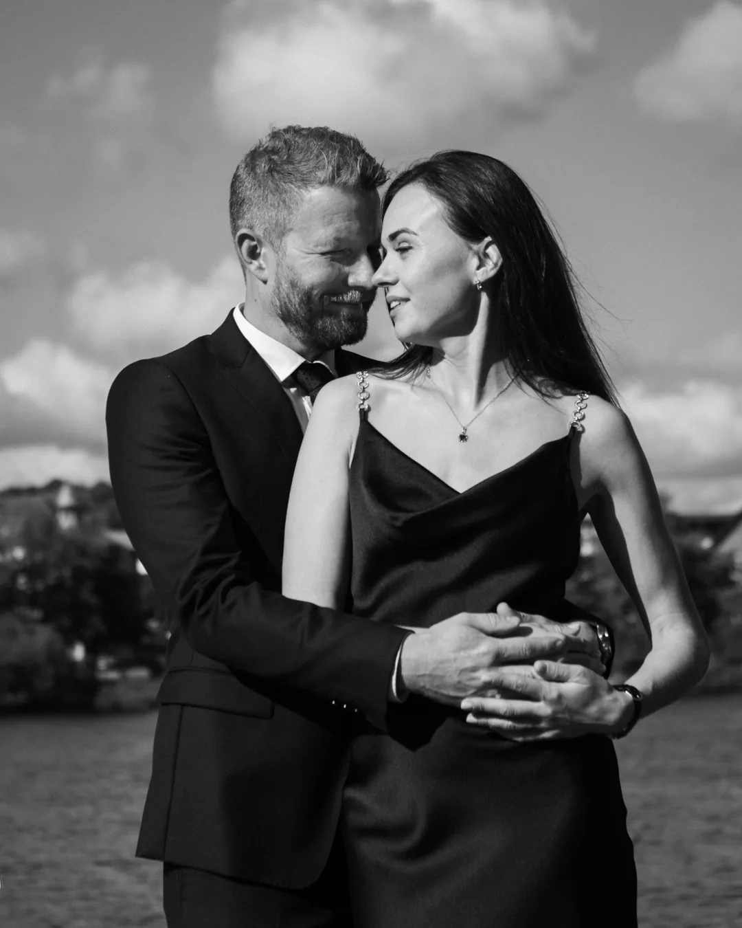 Brudepar i sort-hvid ved vandet