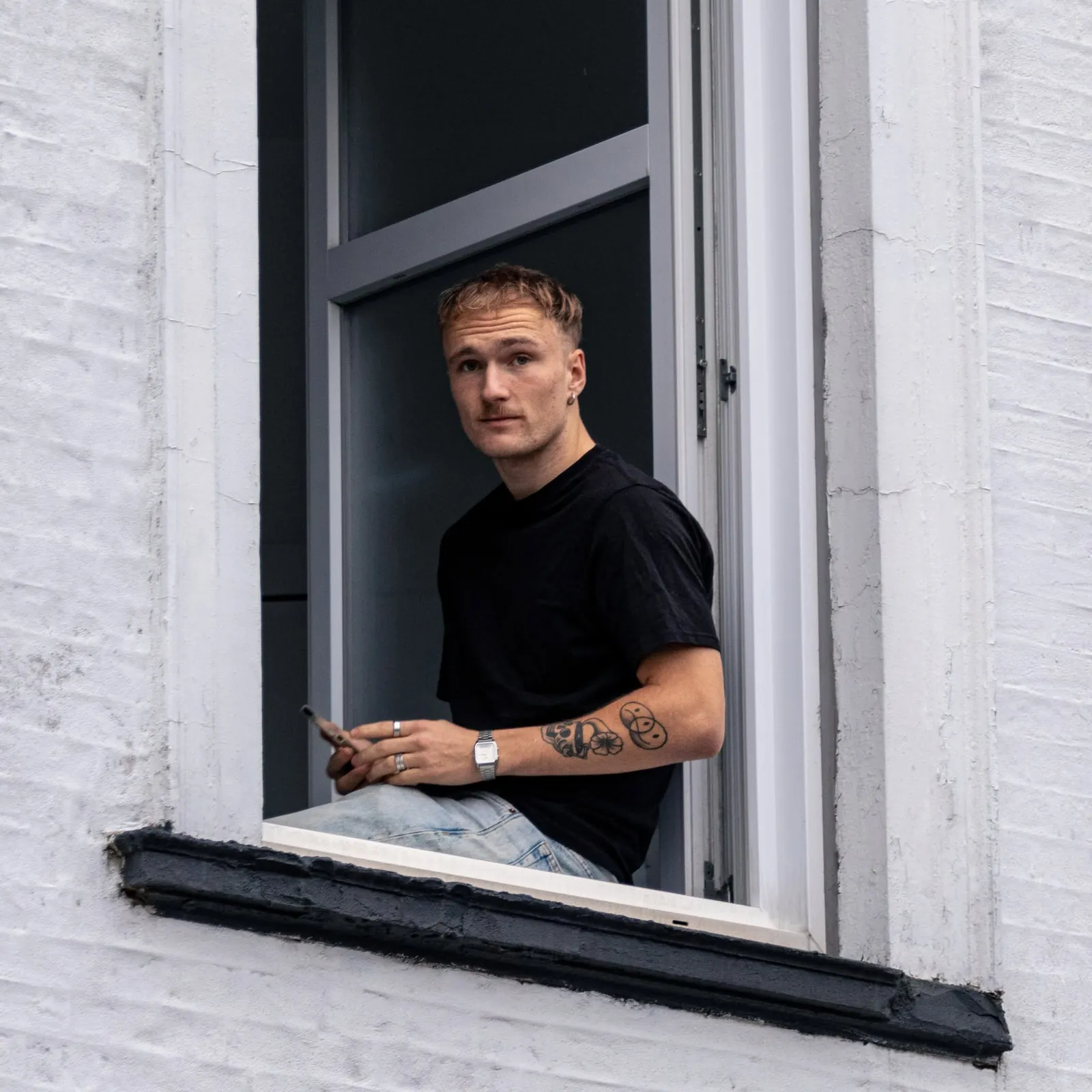 Portrætfoto ved vindue i naturligt lys