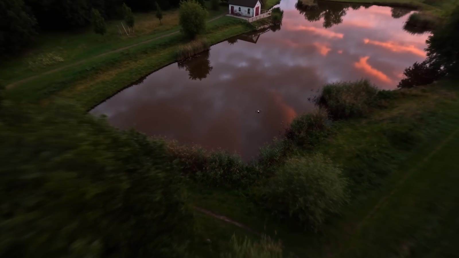 Droneoptagelse i gylden aftensol