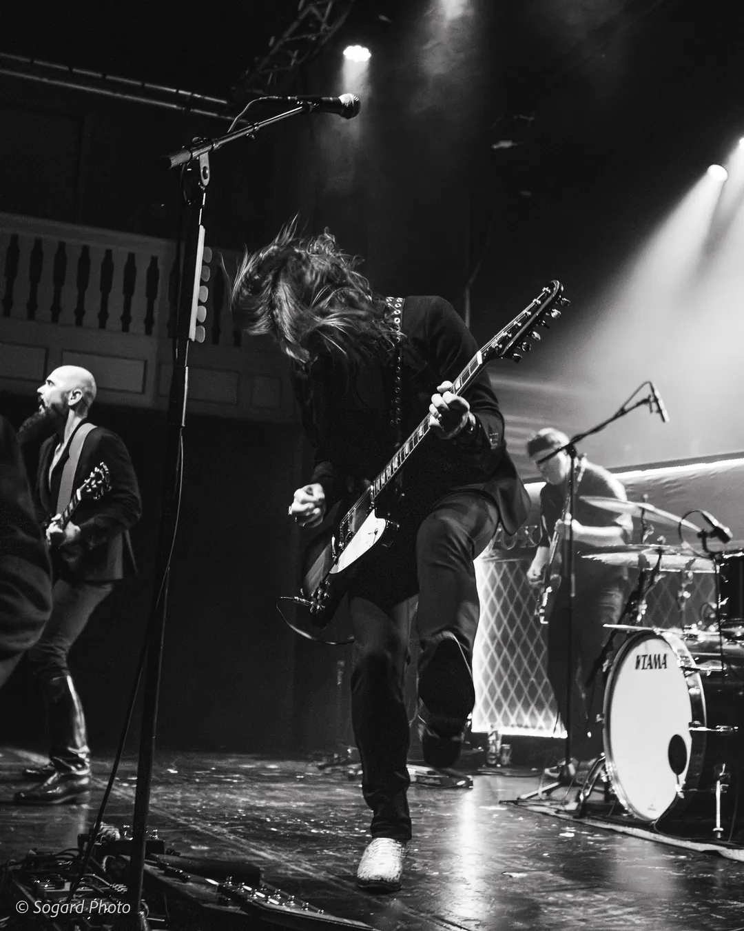 Guitarist i vildt sving p&aring; scenen, koncertfoto i sort-hvid